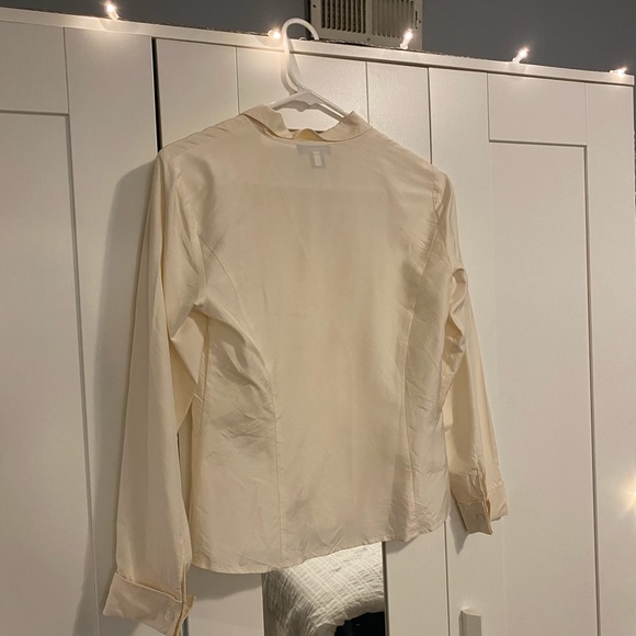 Super chic vintage Ann Taylor 100% silk top. - Picture 3 of 4